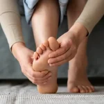 Bolesti chrbta či kolien? Môžu za to zanedbané chodidlá, radí odborník test