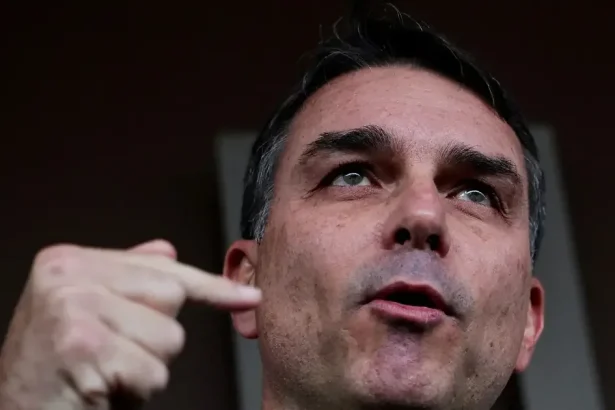 Bolsonarovho syna vyšetrujú za korupciu, chce kandidovať proti Lulovi