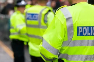 Britská polícia zasiahla proti mafii: 17 zadržaných, razie po celej krajine