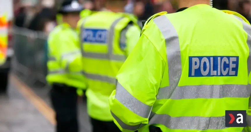 Britská polícia zasiahla proti mafii: 17 zadržaných, razie po celej krajine