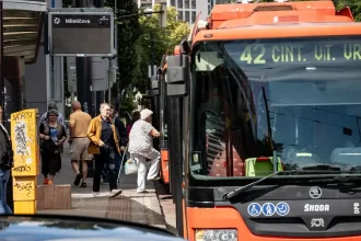 Cestovné v prímestských autobusoch a MHD v krajských mestách by mali znížiť o polovicu