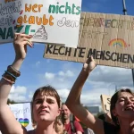 Desaťtisíce Nemcov protestujú proti AfD a žiadajú jej zákaz