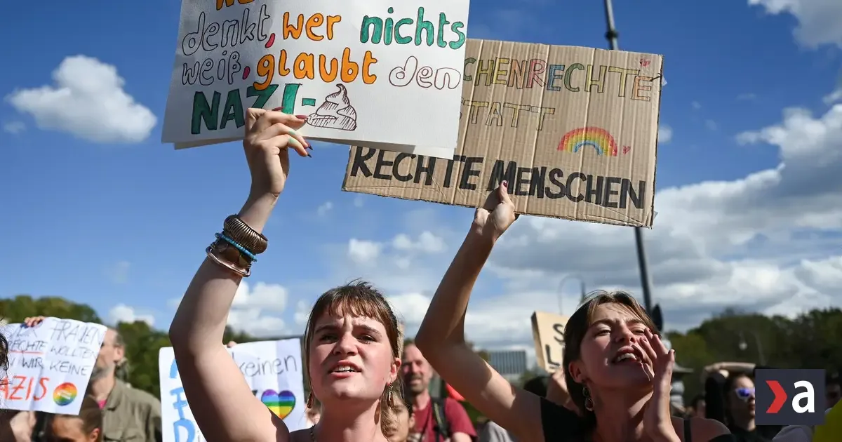 Desaťtisíce Nemcov protestujú proti AfD a žiadajú jej zákaz