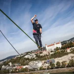 Estónsky majster sveta sa v Bratislave pokúša o nový rekord na slackline