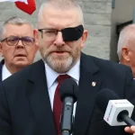 Europarlament zbavil imunity poľského poslanca Brauna. Čelí stíhaniu za holokaust