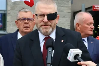 Europarlament zbavil imunity poľského poslanca Brauna. Čelí stíhaniu za holokaust