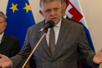 Fico opäť všetkých „odrovnal“. Rysuje sa jediná osoba, ktorá „odrovná“ jeho