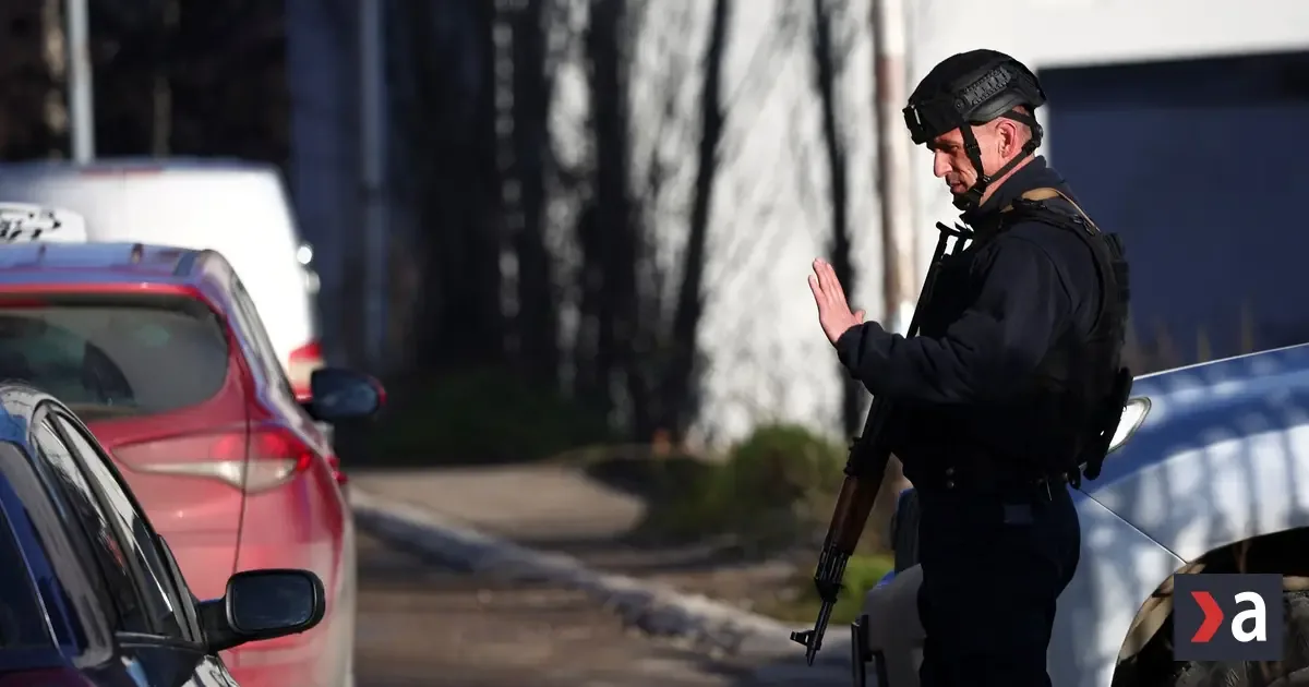 Kosovská polícia zadržala deväť Srbov. Objav masových hrobov otvára staré rany