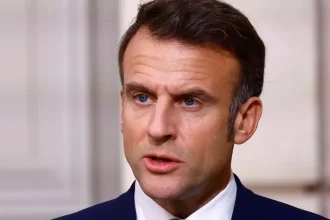 Macron varuje pred ruskou hybridnou hrozbou. Francúzsko chystá ochranu pred dronmi