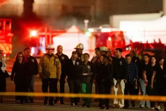Na predmestí Los Angeles sa zrútil spravodajský vrtuľník, hlásia obete