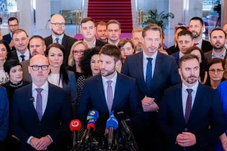 Opozícia vyzýva Fica, aby vyhlásil predčasné voľby. Strany sú pripravené na január.