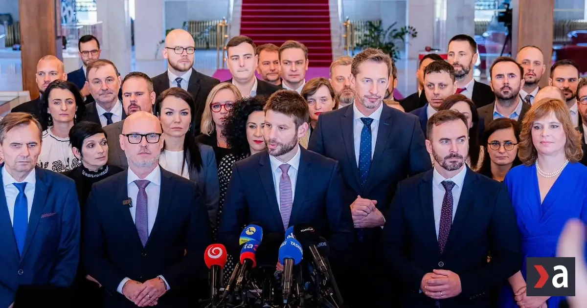 Opozícia vyzýva Fica, aby vyhlásil predčasné voľby. Strany sú pripravené na január.