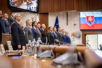Parlament pokračuje v rokovaní, Vallo, Droba a lídri opozície chystajú spoločné vyhlásenie
