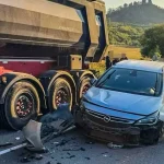 Po zrážke dvoch áut a kamióna úplne uzavreli cestu neďaleko obce Slanec