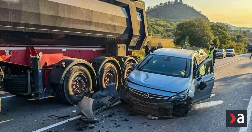 Po zrážke dvoch áut a kamióna úplne uzavreli cestu neďaleko obce Slanec