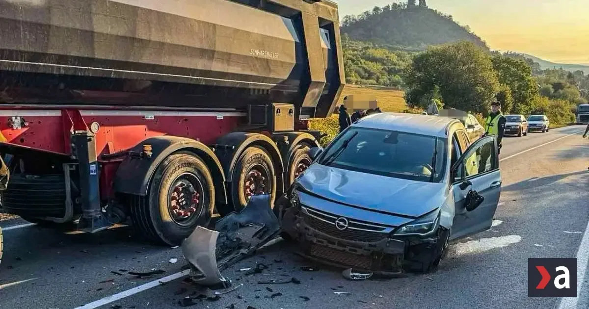 Po zrážke dvoch áut a kamióna úplne uzavreli cestu neďaleko obce Slanec