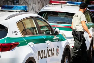 Pod bytovkou v Bratislave objavili telo muža
