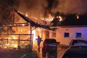 Požiar domu v Kráľovičových Kračanoch: jeden zranený a škoda 300-tisíc eur