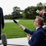 Prehra pre Trumpa. Sudca zrušil zákaz pre novinárov, proti prezidentovi aj Fox News