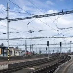 Pri Kútnikoch sa zrazil vlak s traktorom, nikto neutrpel zranenia