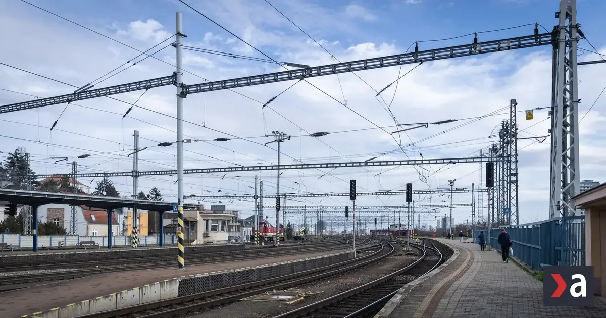 Pri Kútnikoch sa zrazil vlak s traktorom, nikto neutrpel zranenia