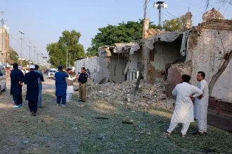 Pri policajnej stanici v Pakistane vybuchlo auto, hlásia desiatky mŕtvych