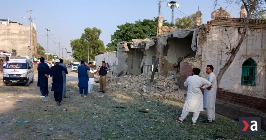 Pri policajnej stanici v Pakistane vybuchlo auto, hlásia desiatky mŕtvych