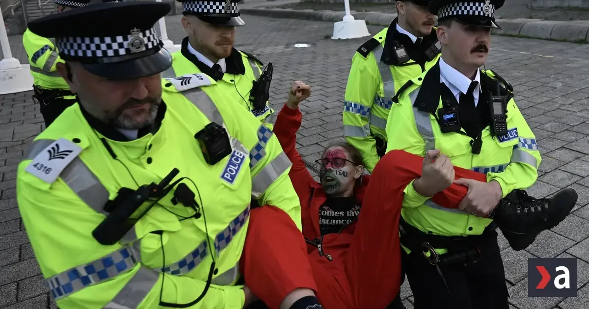 Protest pred konferenciou labouristov: polícia zatýkala demonštrantov