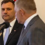 Robert Fico čaká, či po kríze príde katastrofa, tvrdí komentátor