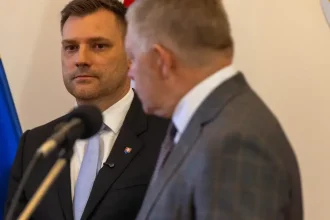 Robert Fico čaká, či po kríze príde katastrofa, tvrdí komentátor