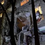 Ruská bomba zasiahla obytný dom v meste Sumy, záchranári pátrajú po uviaznutých osobách