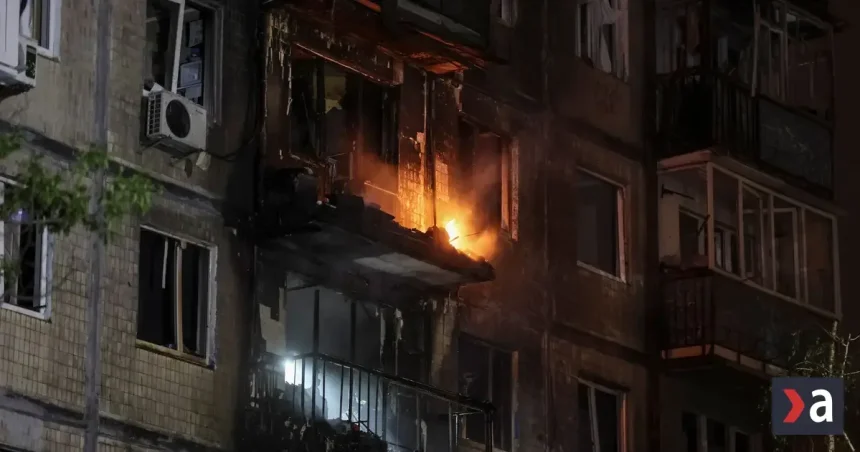 Ruské a ukrajinské útoky spôsobili požiare v Kyjeve a Saratove, hlásené viaceré zranenia