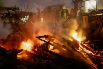 Rusko zaútočilo na Kyjev raketami a dronmi, zahynuli dvaja ľudia