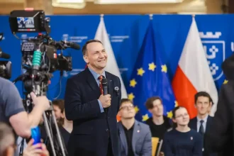 Sikorski sa po rokoch stretol s bieloruským ministrom, rokovali o hraniciach aj Rusku