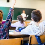 Školám chýbajú pedagogickí asistenti, ministerstvo plánuje navýšiť ich počty