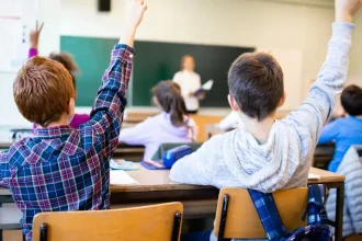 Školám chýbajú pedagogickí asistenti, ministerstvo plánuje navýšiť ich počty