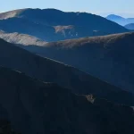 Slnečná nedeľa, na západe večer dážď a búrky