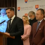 Smer obvinil iniciatívu Mier Ukrajine zo šírenia nacizmu v uliciach