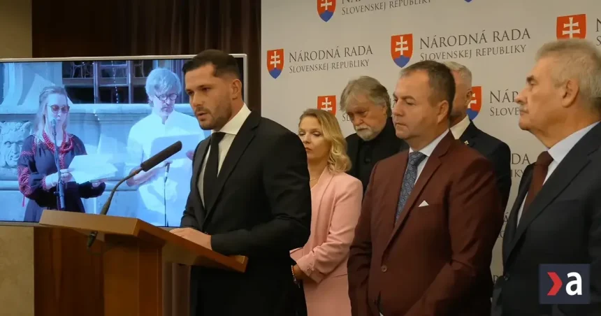 Smer obvinil iniciatívu Mier Ukrajine zo šírenia nacizmu v uliciach