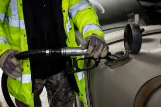 SNS žiada zrušenie transakčnej dane a nižšie dane na palivá výmenou za podporu rozpočtu