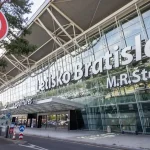 Taxikári žiadajú ukončenie exkluzívnych zmlúv s Boltom na letisku v Bratislave