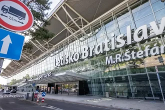 Taxikári žiadajú ukončenie exkluzívnych zmlúv s Boltom na letisku v Bratislave