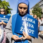 Tisíce ľudí v Bratislave pochodovali za zákaz interrupcií a proti surogácii