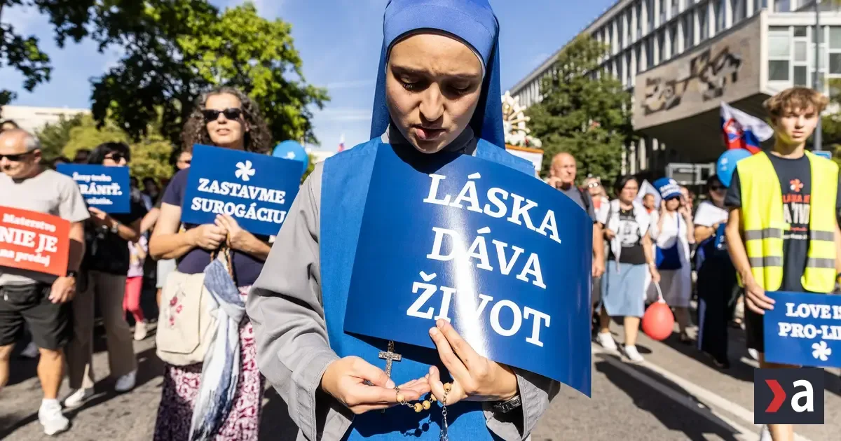 Tisíce ľudí v Bratislave pochodovali za zákaz interrupcií a proti surogácii