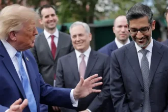 Trump nechá firmy regulovať AI samy. Dohoda nebude právne záväzná