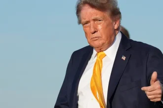 Trump váha s útokom na húsíov, Saudská Arábia tlačí na USA
