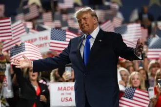 Trump vyzýva voličov, aby hlasovali, ako keby bol na lístku on, republikánom hrozí debakel