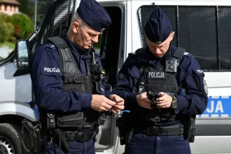 Tunisan sa bez letenky dostal cez plot letiska až do lietadla
