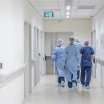 Tusk chce zastaviť vysoké zárobky lekárov z verejných zdrojov