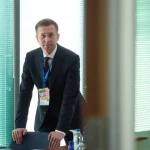 Ukrajinský premiér radí zraniteľným osobám, aby pred zimou dočasne opustili Kyjev